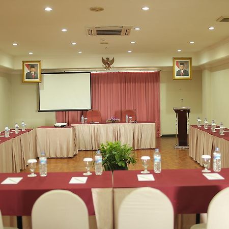 Weta International Hotel Surabaya Exteriör bild