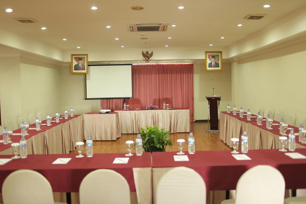 Weta International Hotel Surabaya Exteriör bild