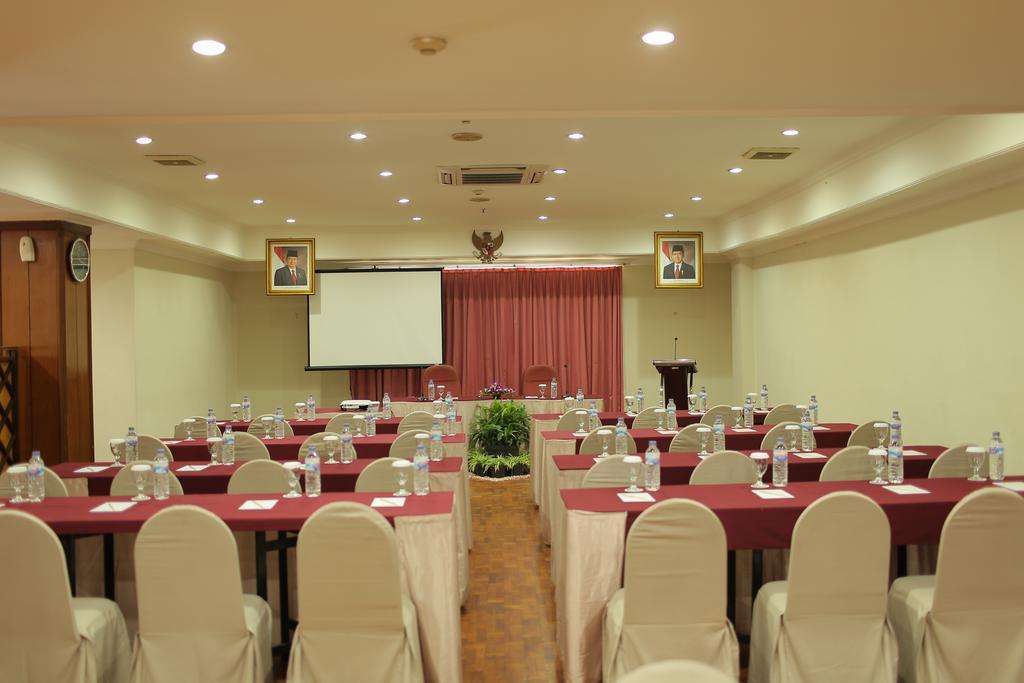 Weta International Hotel Surabaya Exteriör bild