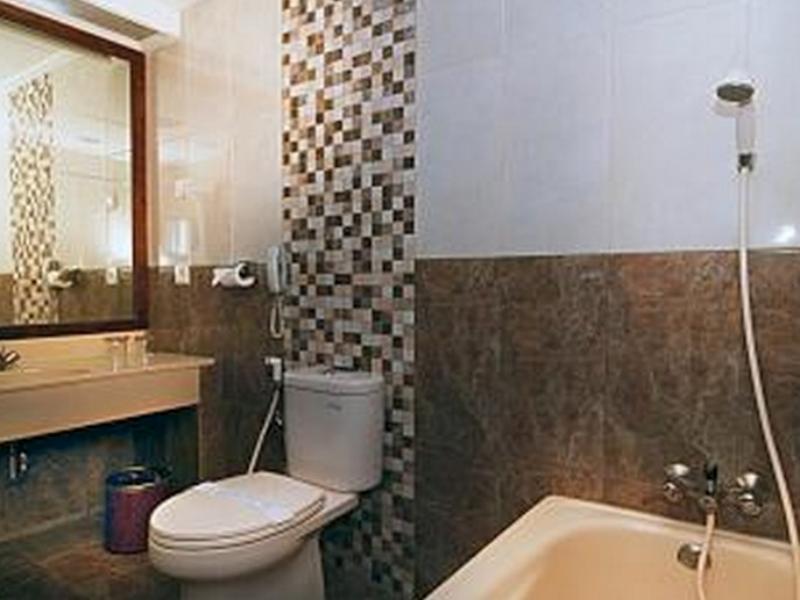 Weta International Hotel Surabaya Exteriör bild