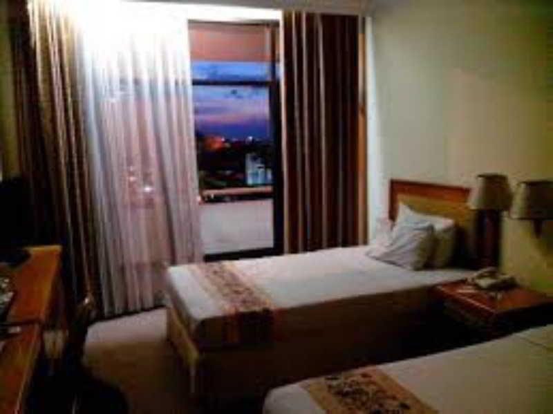 Weta International Hotel Surabaya Exteriör bild