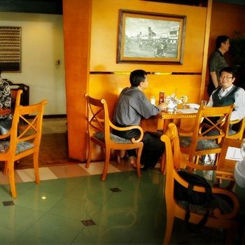 Weta International Hotel Surabaya Exteriör bild